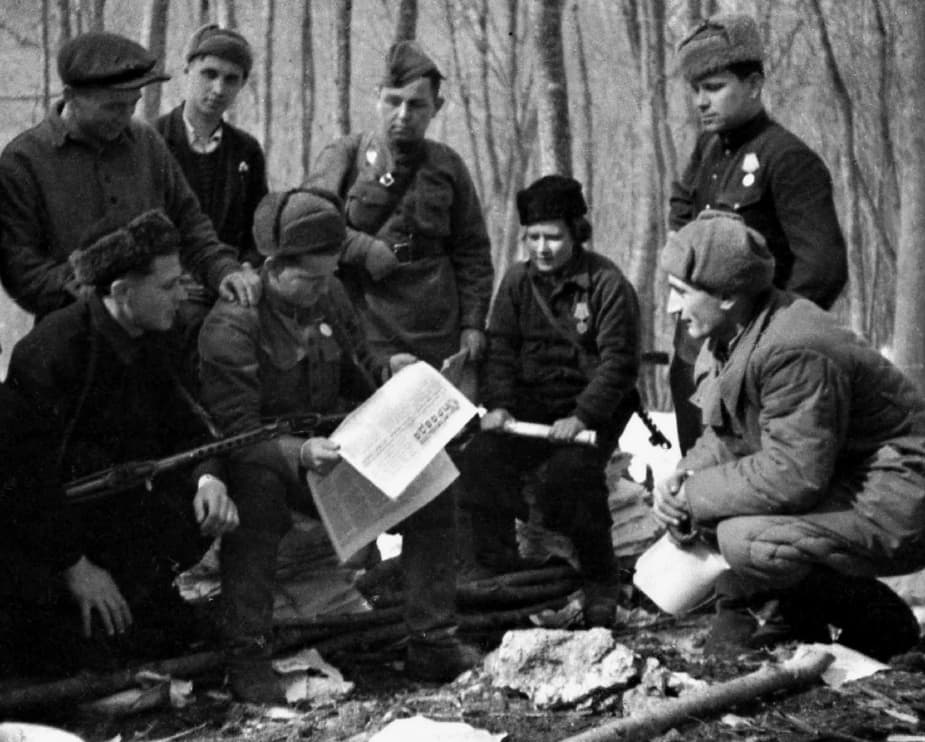 Партизанские связные и подпольщики — иллюстрация 1